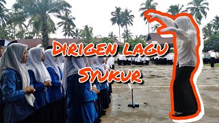Dirigen Lagu Syukur. Paduan Suara penuh Khitmat Menyentuh Perasaan.