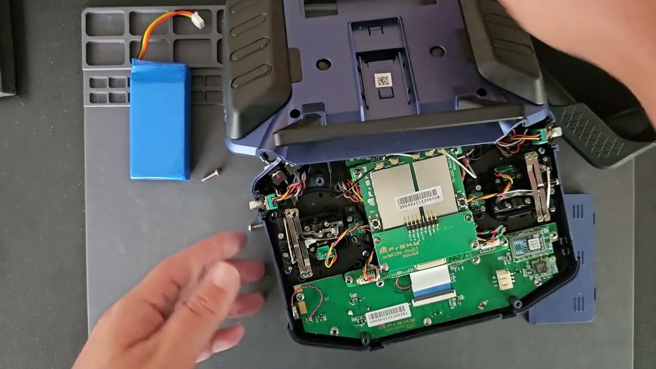 FrSky TANDEM X20S Quick Disassembly Tips to Avoid Antenna or Grip Problems How to Open Radio Safely