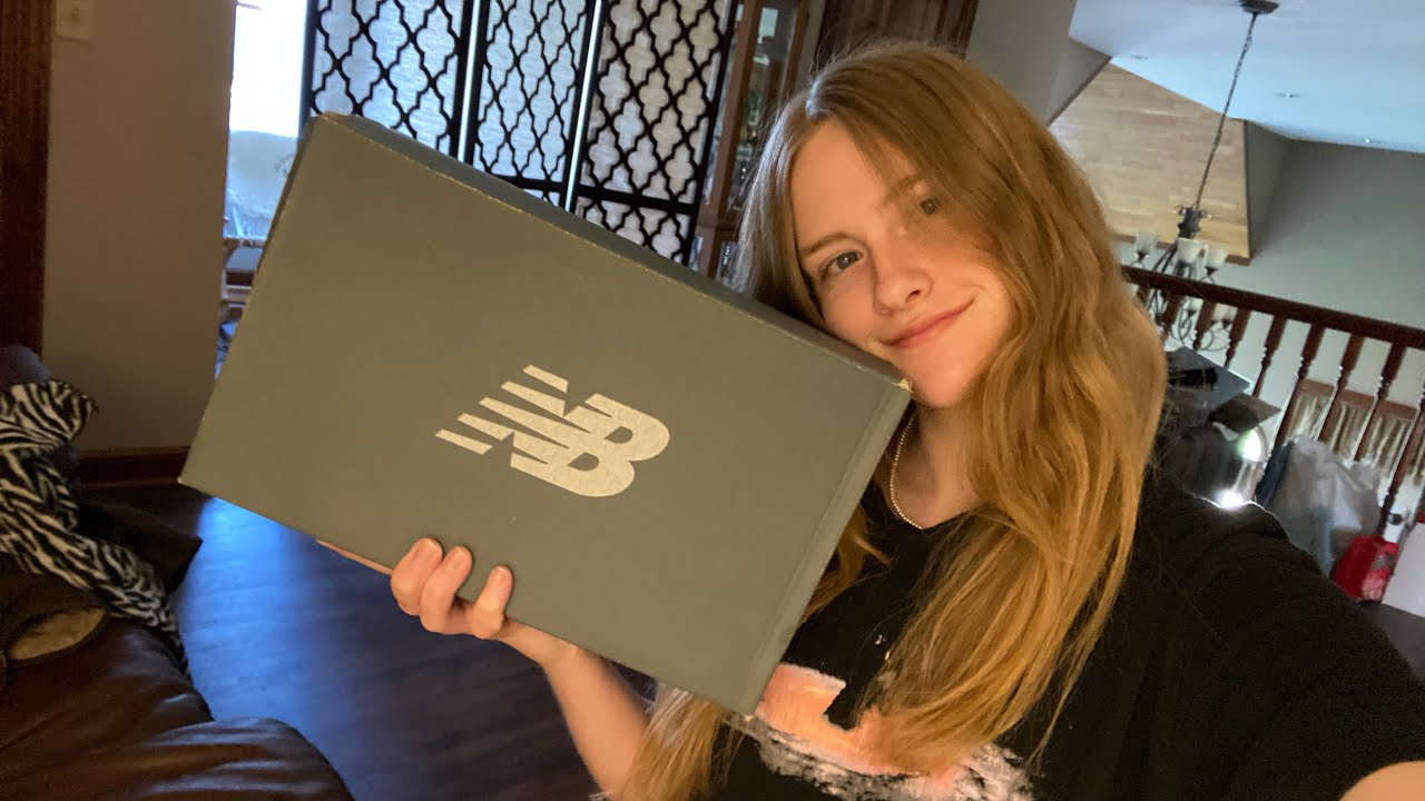 ASMR Shoe Unboxing 👟 (tapping, scratching)