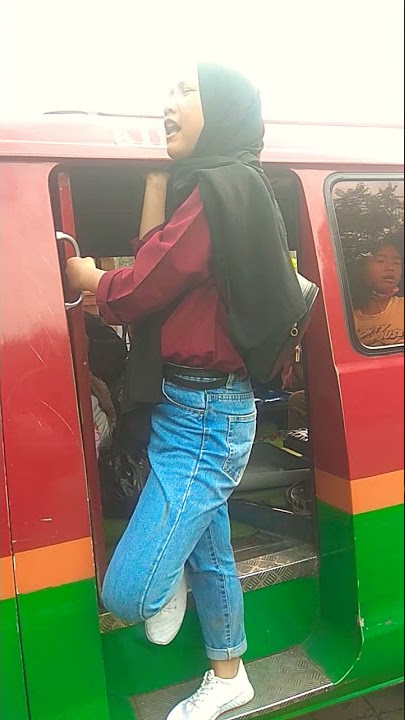 Gadis cantik jadi kenek angkutan umum di Bandung