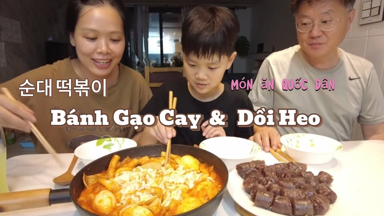 Món ăn quốc dân Bánh gạo cay phô mai và Dồi heo Giật mình em ở Hàn quốc cũng quá lâu rồi