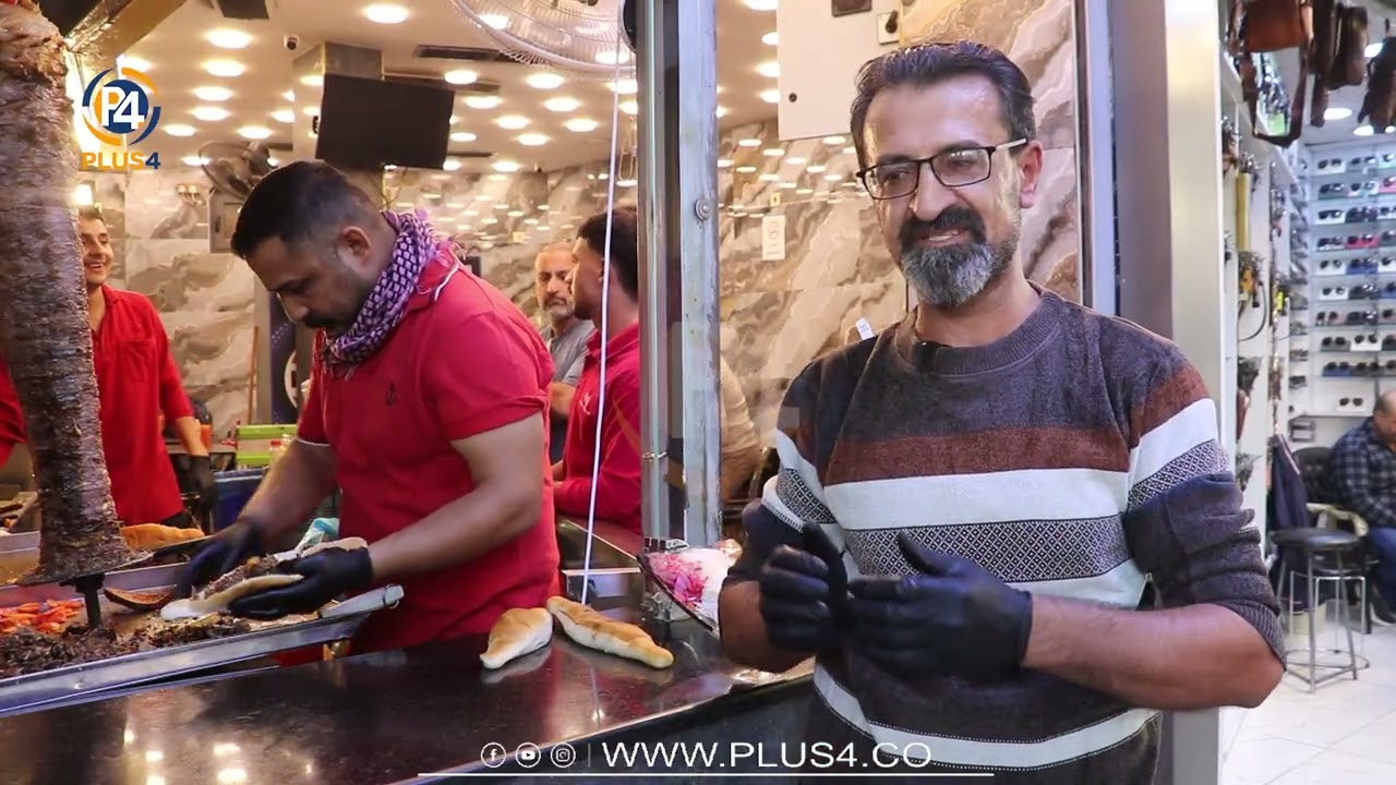 شبيه ريبوار طه.. مواطنون يلتقطون صورا معه في شارع الجمهورية