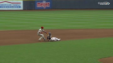 PHI@MIL: Phillies catch Gennett in a rundown