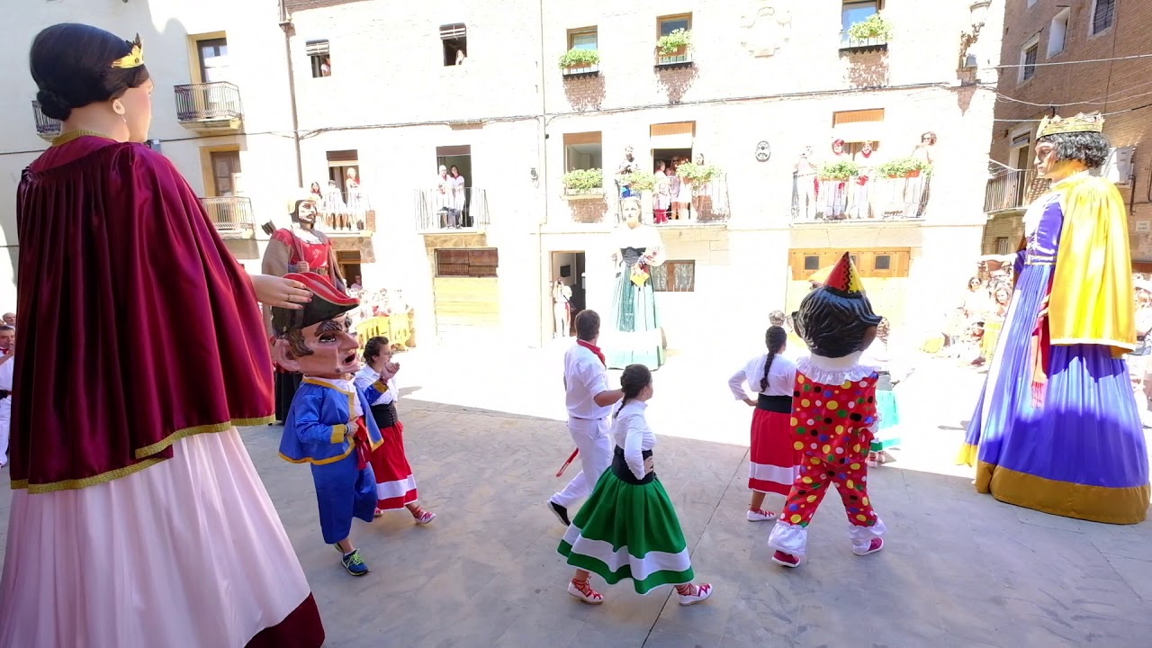 Gigantes de Los Arcos bailan en el día grande de fiestas
