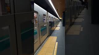 【発車寸前】東急新横浜駅　東急新横浜線　東京メトロ南北線直通浦和美園行「間に合わず、駅員さんとすれ違う」東京メトロ南北線9000系　横浜市港北区新横浜