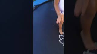 Con Mis Primas Saltando La Cama Elástica