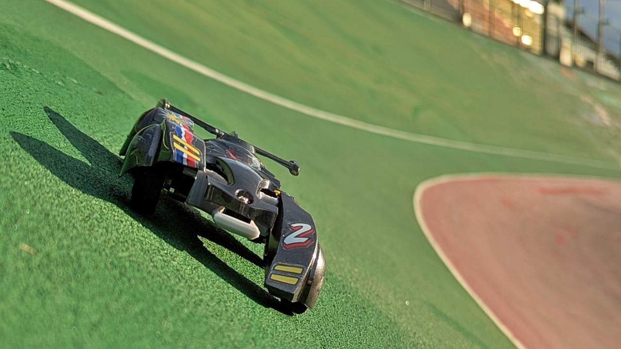 夢物語を現実に。競輪場バンクで自律姿勢制御バックブレーダーと共に走る【ミニ四駆アニメ再現】
