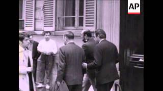 SYND 03-06-69 POHER SAYS HE WILL CONTINUE CAMPAIGN AND  POMPIDOU SOLICTS THE CENTRIST SUPPORT.