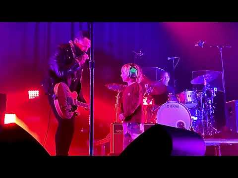 Putar Leave It in the Dressing Room (Shake It up) [Live] - Blue October