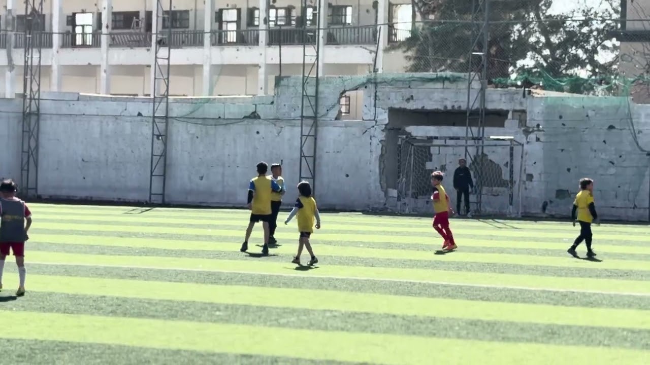 أطفال غزة يتحدّون الظروف ويلعبون كرة القدم ⚽🇵🇸	•	رغم كل شيء.. الضحكة ما بتغيب عن ملعب غزة	•⚽️⚽️