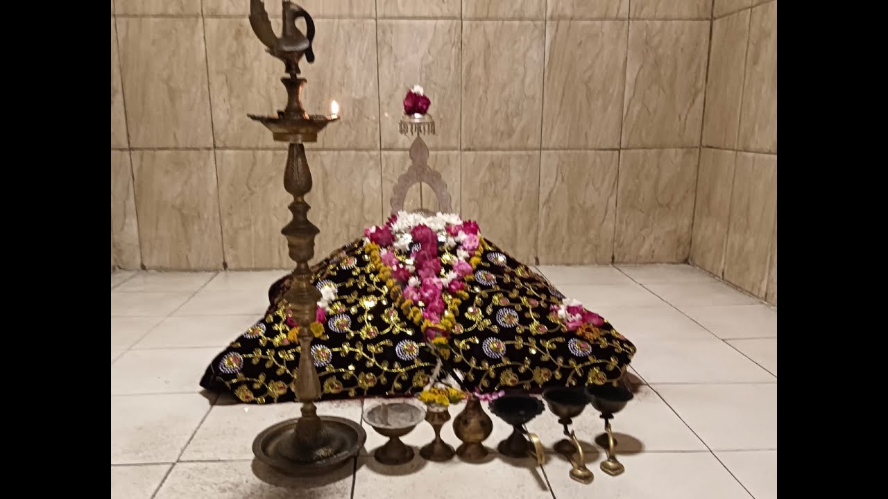 Ovi 15 krushna mahatraj dhani avadut . . . gayak ; devanand maharaj