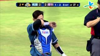 20131009 CPBL 猿VS犀牛 2下 林瑋恩犧牲觸擊失敗,黃浩然冷靜看球沿三壘邊線滾出界外~
