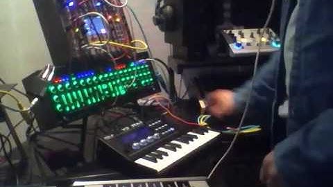 Modular synthesizer : using Osc hard sync to enhance melodical content of a track