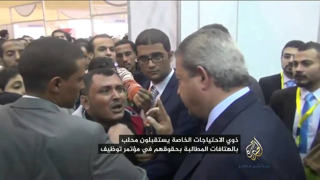 ذوي الاحتياجات الخاصة يهتفون في وجه محلب: عاوزين حقوقنا