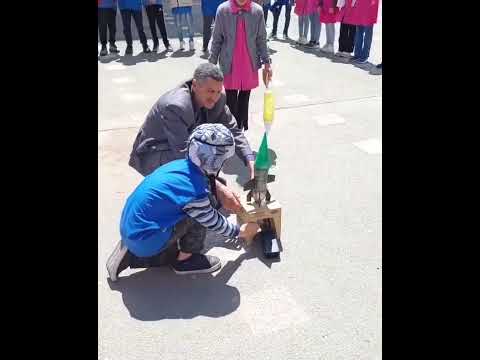 شاهد إطلاق صاروخ بساحة مدرسة إبتدائية من طرف تلاميذ السنة الرابعة في تجربة علمية