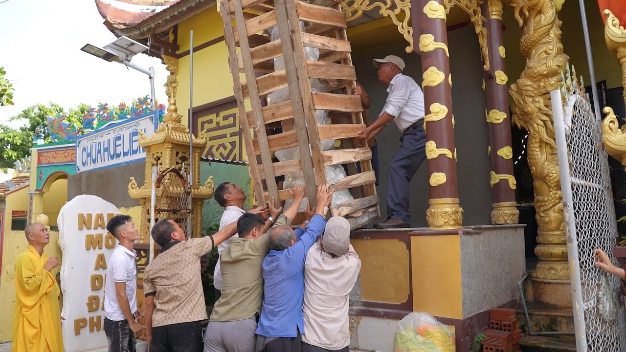 Hồi Hộp Chứng Kiến Cảnh Cẩu Tượng Quan Âm Bằng Đá Vào Nơi Thờ Tự