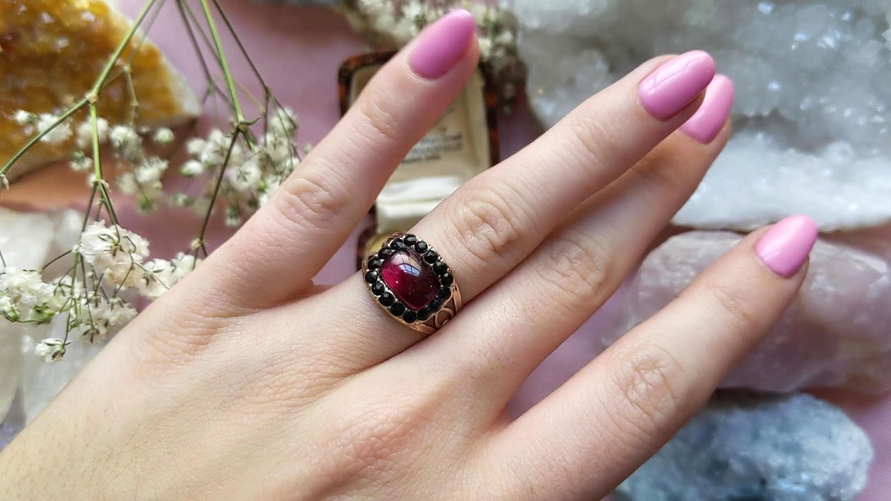 Georgian Jet & Garnet Mourning Ring in 10ct Gold 