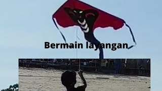main layang layang di pantai! air laut surut