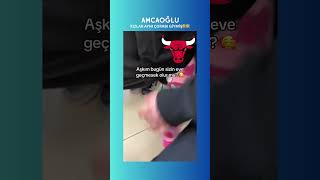 Kizlar Ayni Çorabi Gi̇ymi̇ş