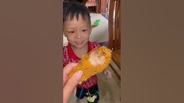 Người bố tham lam giành ăn hết gà kfc của cậu bé mũ vàng khi mũ vàng đang mải chơi ở phòng khách