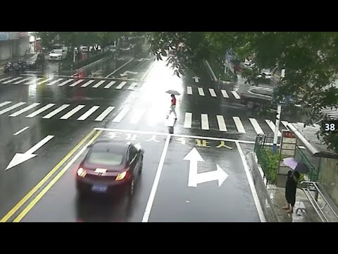 家長正常過馬路被撞飛，防不勝防馬路奇觀車禍。