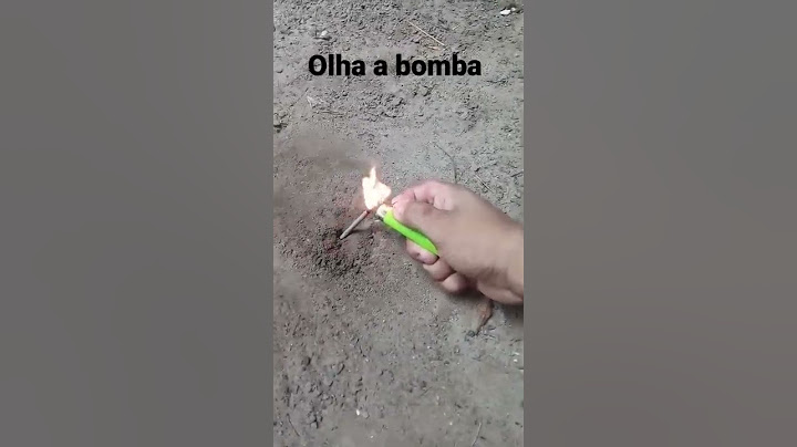 Estourando uma bomba palito no quintal