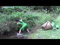 Survival primitive - Forest people primitive meet ethnic girl catch catfish in forest - Cooking fish