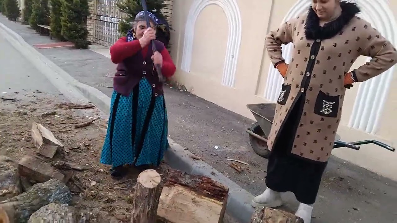 BUNICUȚA : LA SPART DE LEMNE , AM LUAT ALTĂ MAȘINĂ ! 