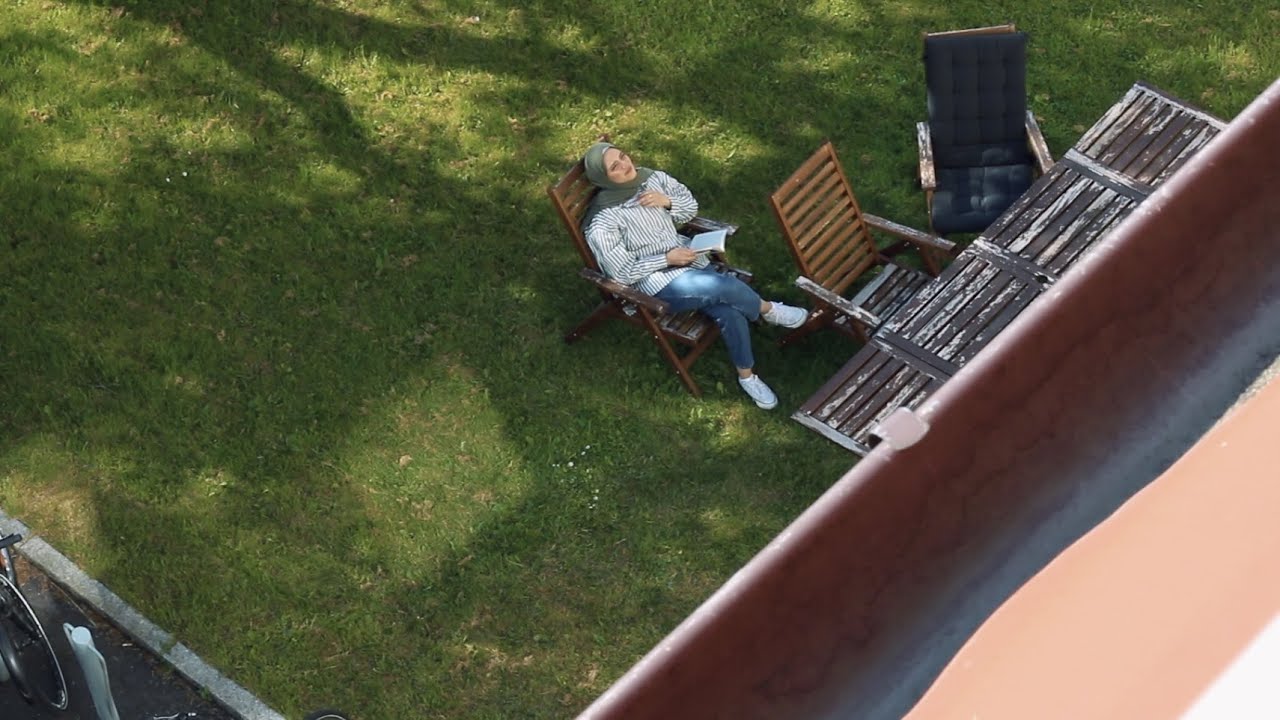 همم، انتقلت من كندا للسويد ..