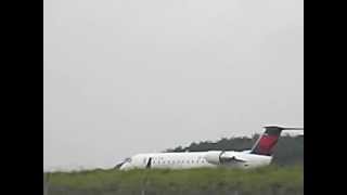 Delta connections CRJ-200 taking off