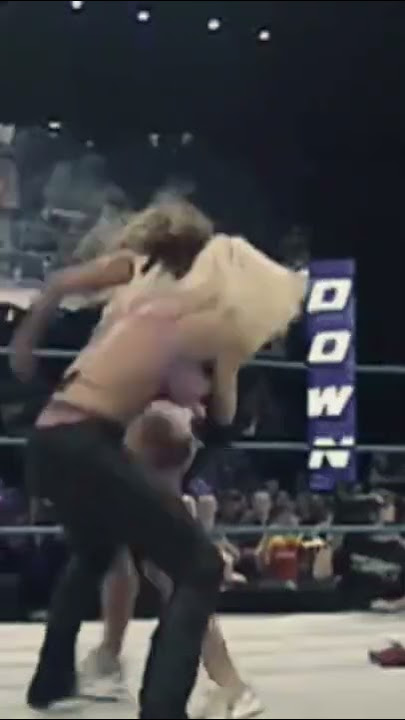 مصارعة نسائية خلع ملابس (توري تخلع ملابس نيديا و تضربها ضرب مبرح على مؤخرتها )