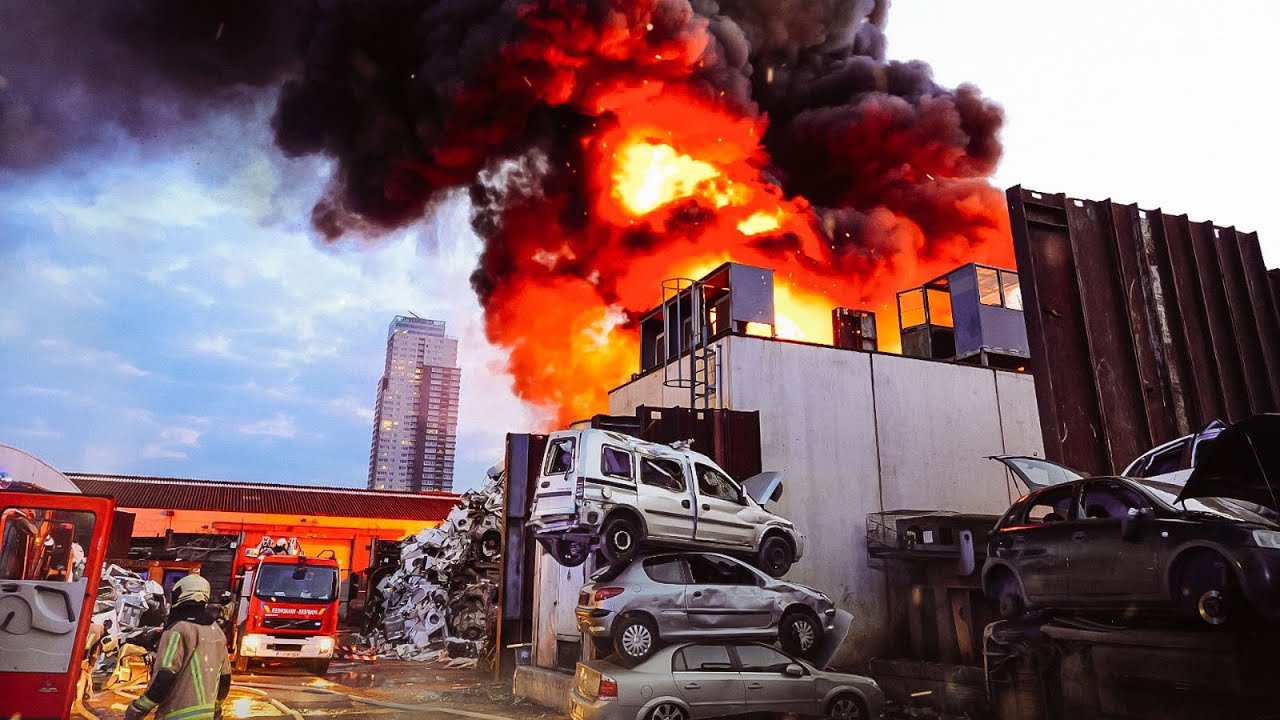 НЕУПРАВЛЯЕМЫЙ: РЕДКО СИЛЬНЫЙ ПОЖАР в перерабатывающем центре!