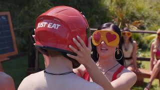 Just Eat páry s Love Island: Blindfold Challenge