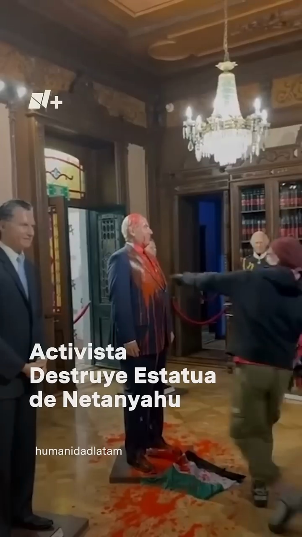 Activista destruye a martillazos estatua de Benjamín Netanyahu en Museo de Cera de la CDMX