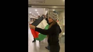 مواطنة فلسطينية ترفع العلم الفلسطيني بوجه أعضاء الكنيست المتطرفين