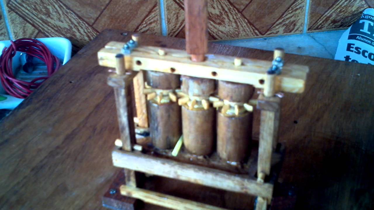 Roda D'Agua Com Moenda de Cana Miniatura 2