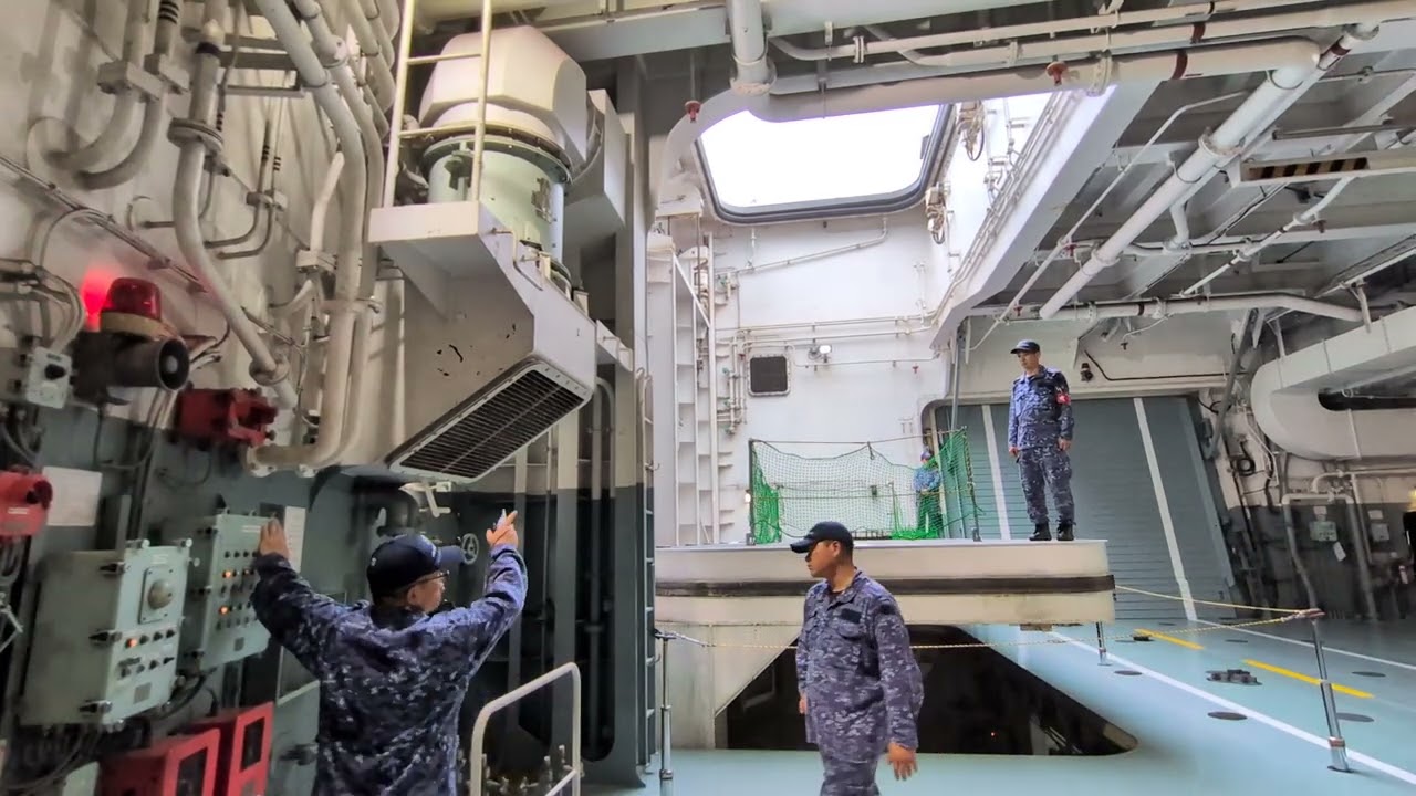 輸送艦「くにさき（LST-4003）」の後方にある第二エレベーター - YouTube