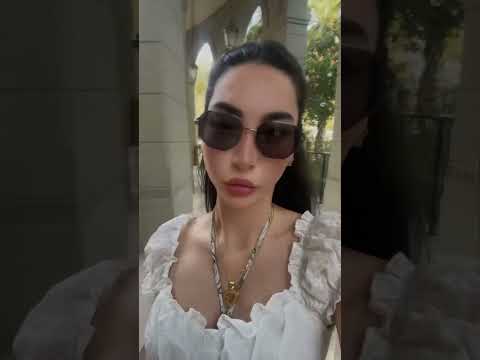اللي هيدخل حياتي يا يفرفشني يا يديني فلوس غير كدة ماشوفه معدي قدامها لحياتي يعني