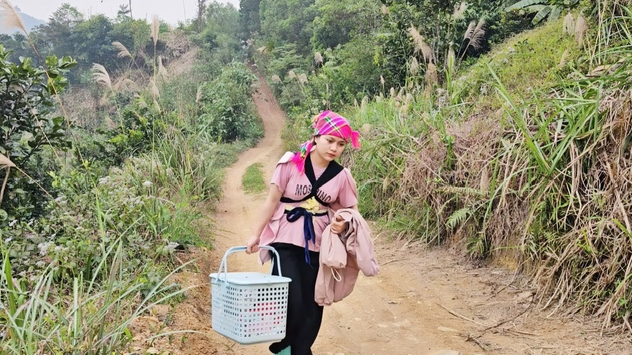 Бедная девушка решила взять своего ребенка и покинуть деревню.