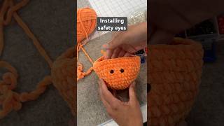 Quick tutorial on how to install safety eyes in crochet stuffies/ amigurumi. Easy peasy! #amigurumi