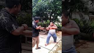 Download Lagu 2 lawan 1 😅 #shorts #video #sketsakomedi #comedy #funny #lucu MP3