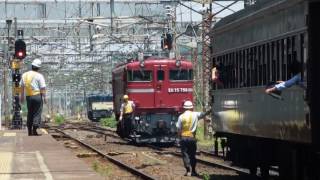 レトロ福島号、黒磯駅交直機関車交換 - YouTube