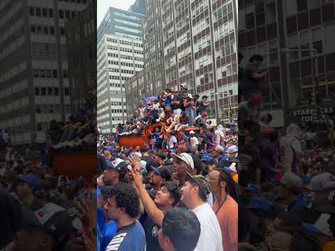 Everyone waiting to run through😭(Twitch/Kick:J00GIEE)#shorts #nyc #knicks #knicksparade #saxophone