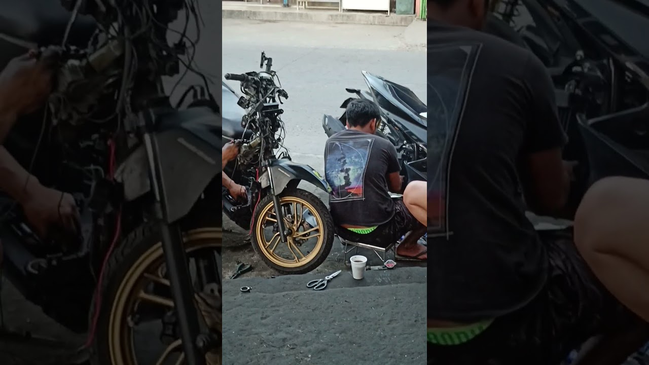 Механики выполняют свою работу 