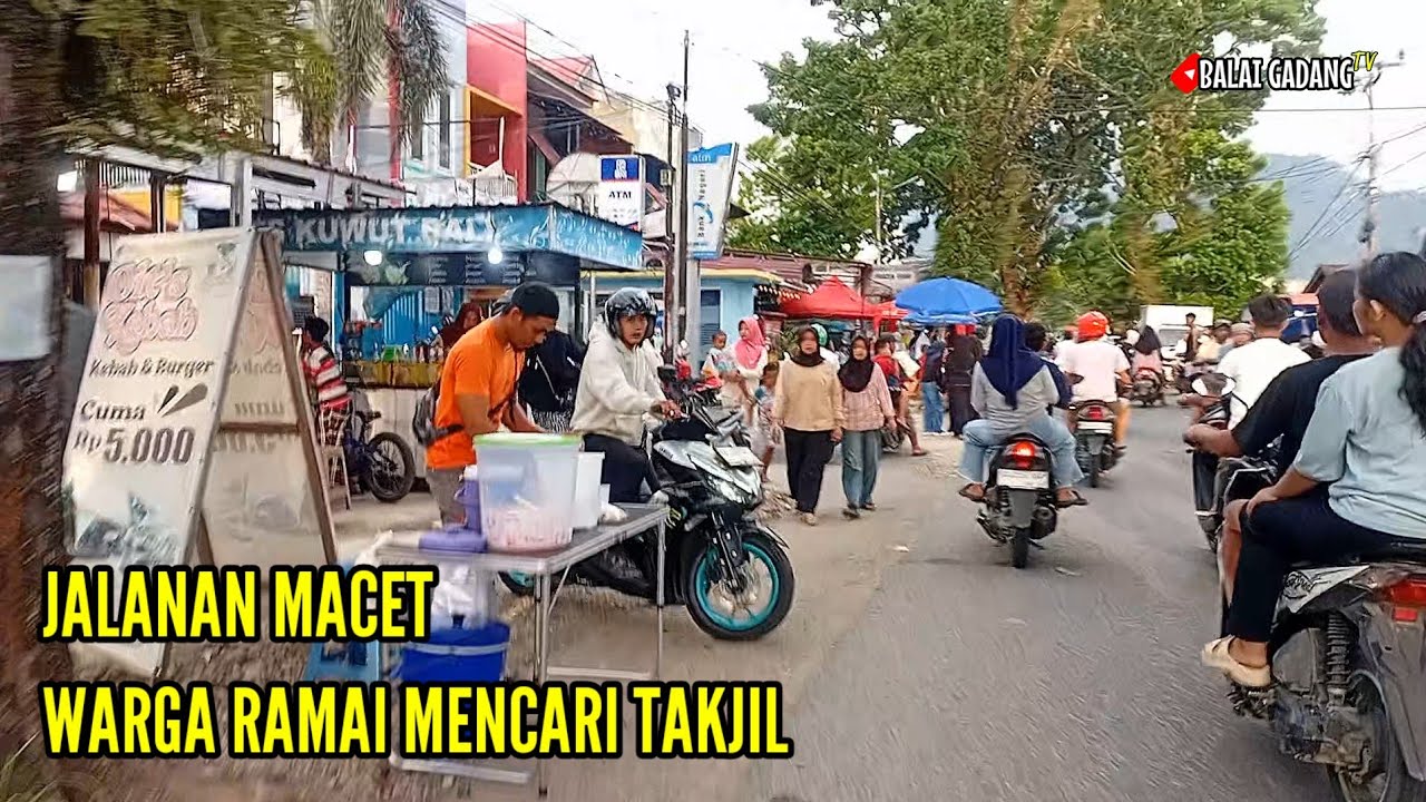 RAMAI WARGA MENJELANG BERBUKA PUASA