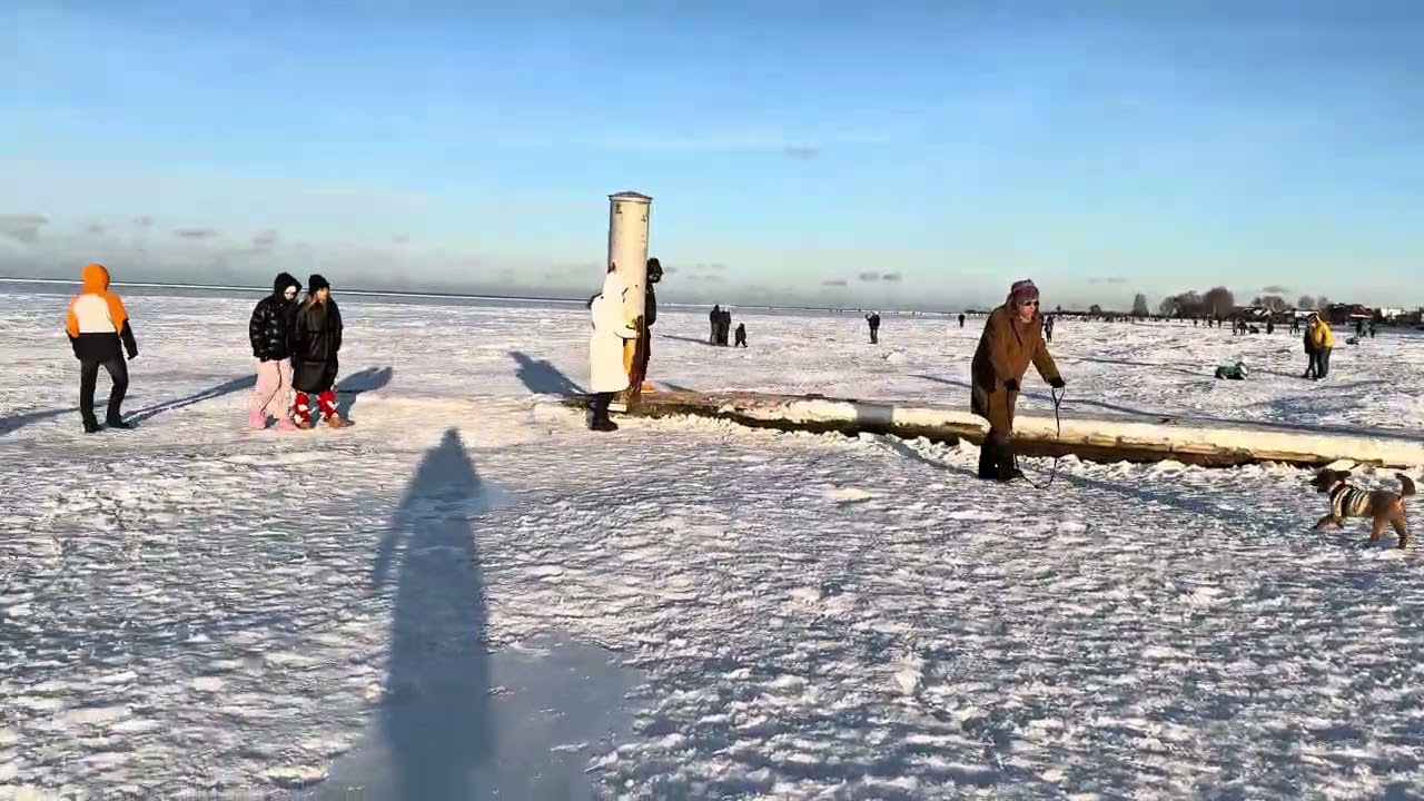 Tłumy w Rewie. Zamarznięta Zatoka. 