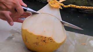 Skills for peeling coconuts that many people rarely know about