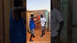 その後、携帯電話を取ってソーダで賄賂