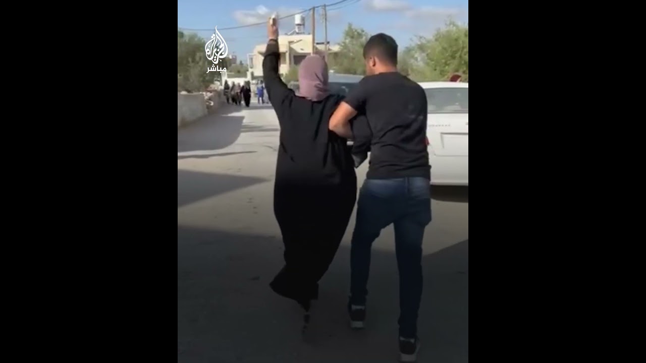 صرخة امرأة فلسطينية بعد أن هدم الاحتلال منزلها في بلدة بيت عوا غرب الخليل