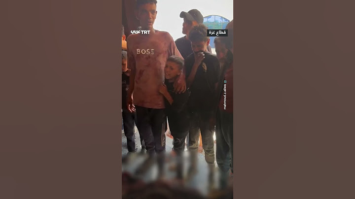 لحظات مؤثرة لصدمة طفل برؤية جثة أبيه التي وصلت إلى مستشفى المعمداني مع مجموعة شهداء